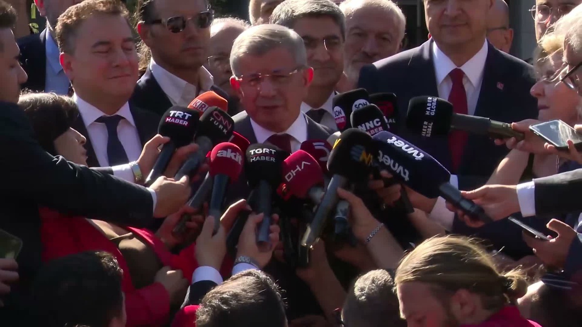Eski Başbakan Davutoğlu, hakaret soruşturmasında ifade verdi ve siyaseti bıraktı