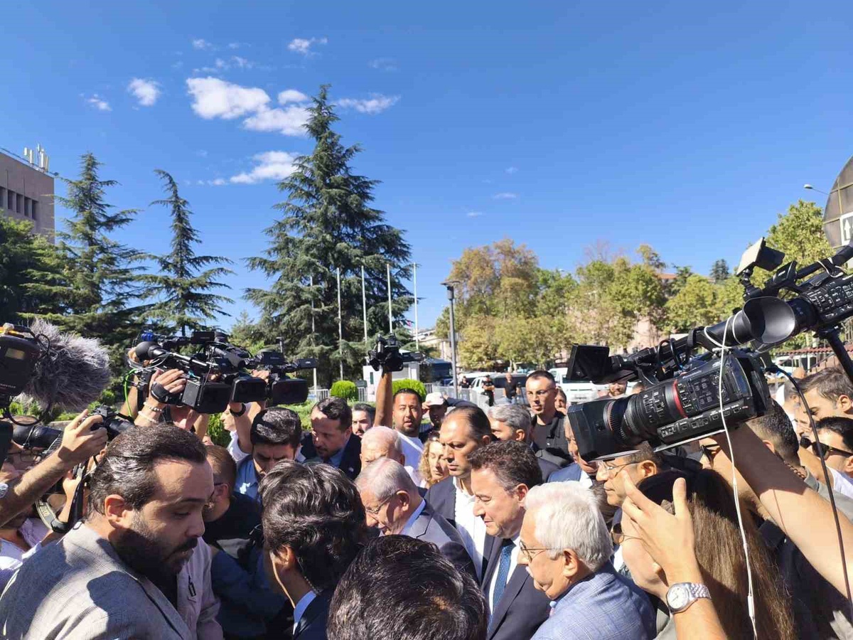 Davutoğlu hakkındaki soruşturmada ifade için Ankara Adliyesi\'nde
