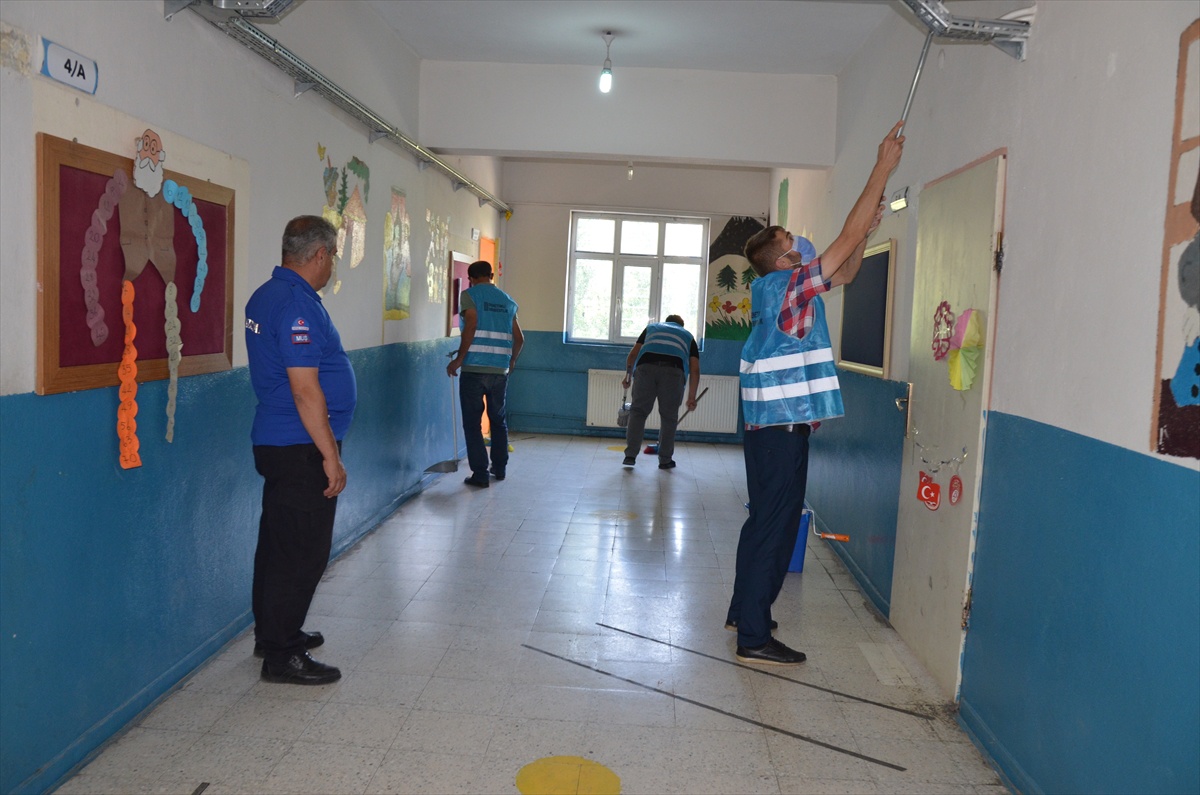 Muş\'ta denetimli serbestlik yükümlüleri 19 okulu yeni eğitim yılına hazırladı