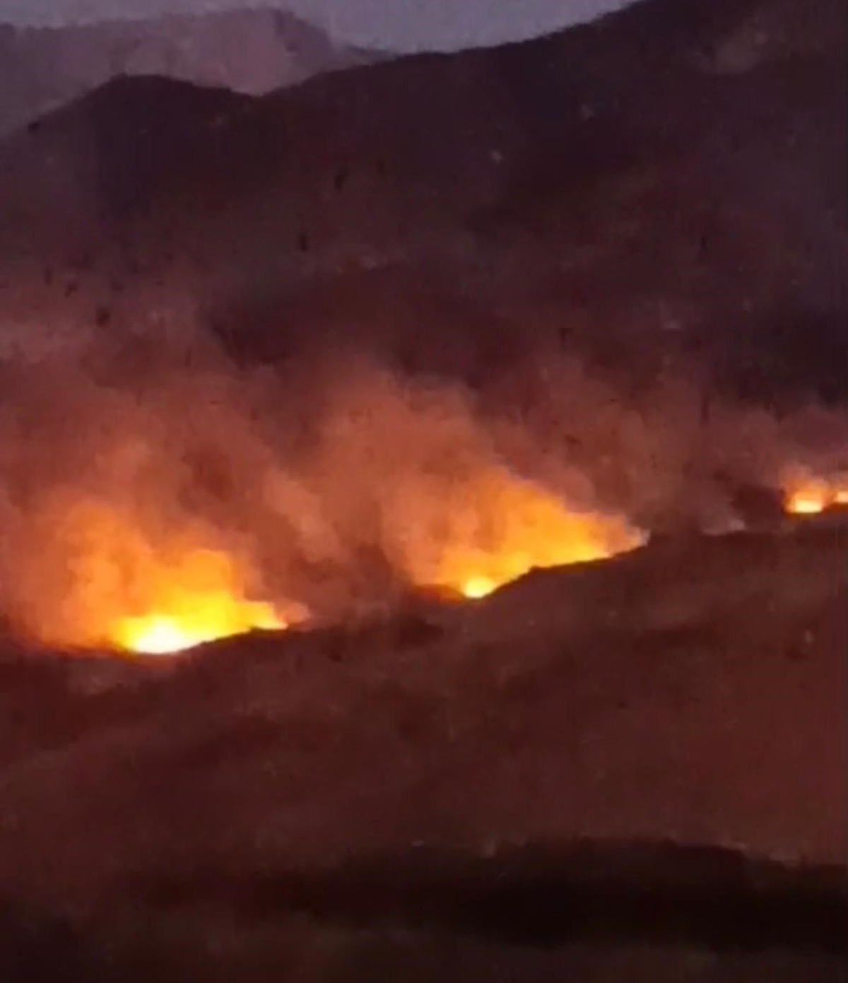 Kayseri Develi\'de dağlık alandaki ot yangınına ekipler müdahale ediyor