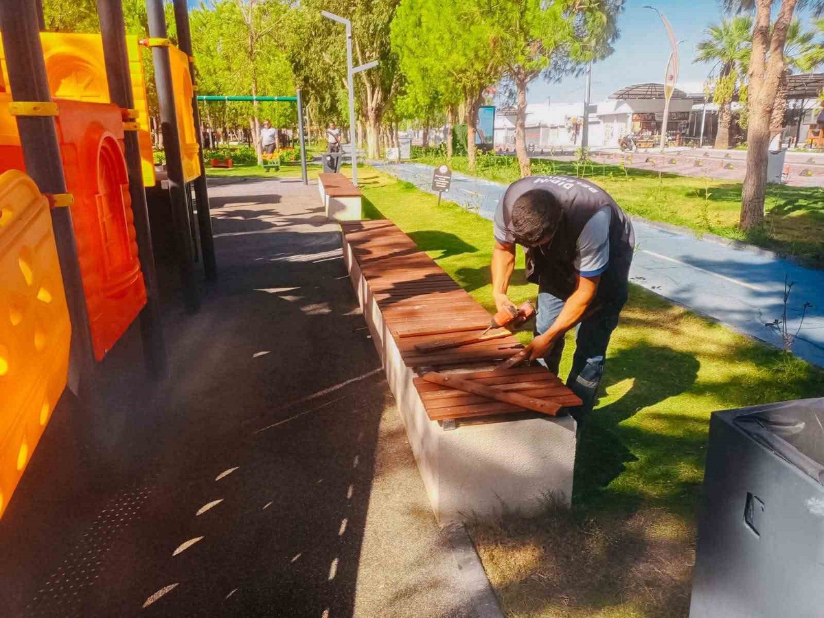 Didim Belediyesi parklardaki oyun grupları ve bankların bakım onarımını sürdürüyor