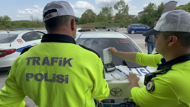 Düzce'de denetimlerde 1395 sürücüye ceza kesildi, 216 araç trafikten men edildi