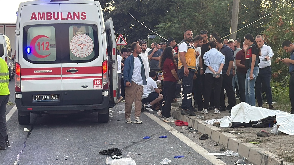 Düzce Akçakoca\'da tarım aracı ile tırın çarpıştığı kazada 4 kişi öldü, 8 kişi yaralandı