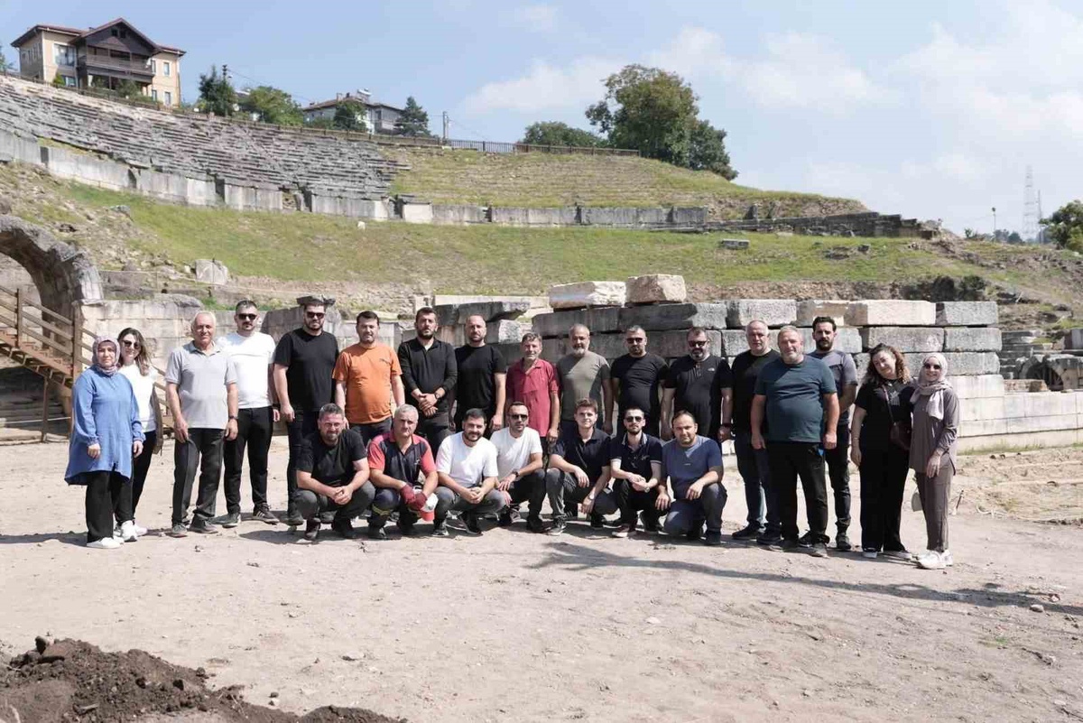 Düzce Konuralp Antik Tiyatro kazısında destek ekipleri gönüllü mesai yaptı