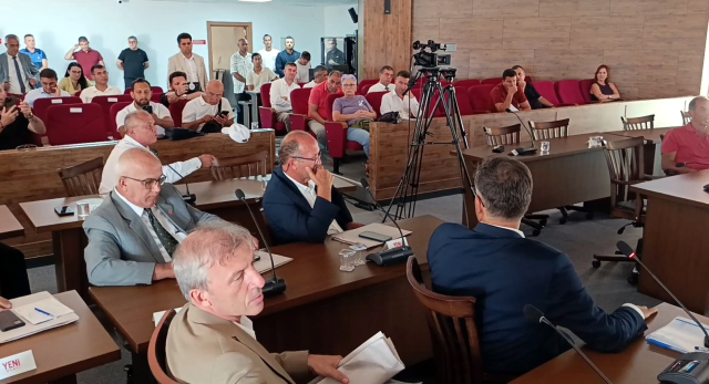 Edirne Belediye Meclisi’nde tansiyon yükseldi: Üyeler arasında arbede çıktı
