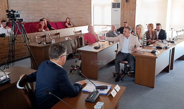 Edirne Belediye Meclisi’nde tansiyon yükseldi: Üyeler arasında arbede çıktı