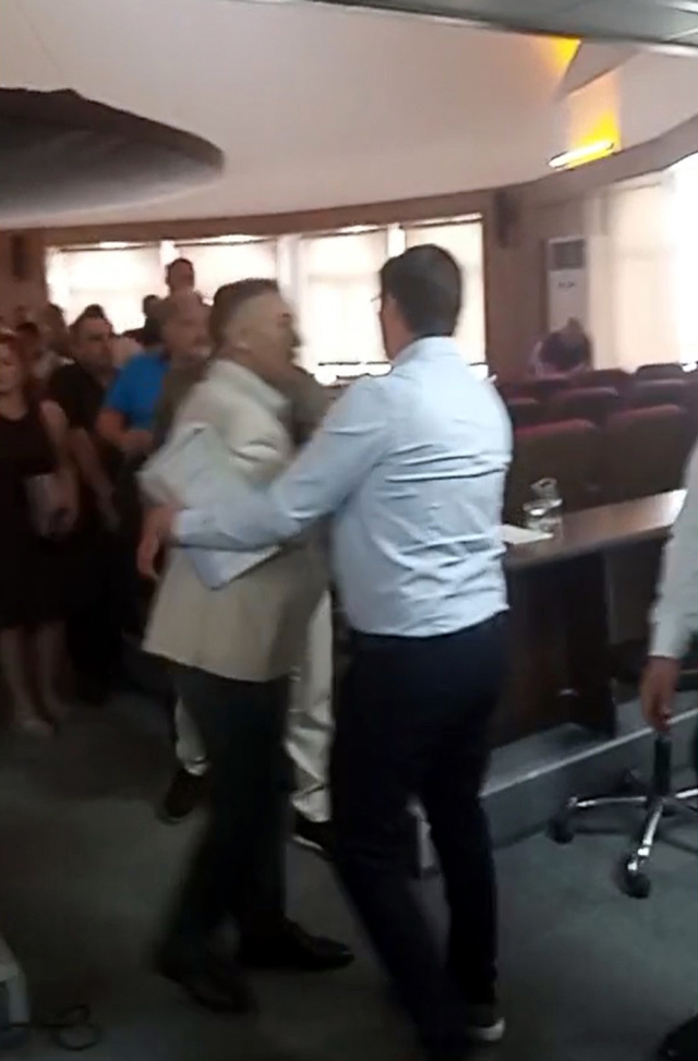 Edirne Belediye Meclisi’nde tansiyon yükseldi: Üyeler arasında arbede çıktı