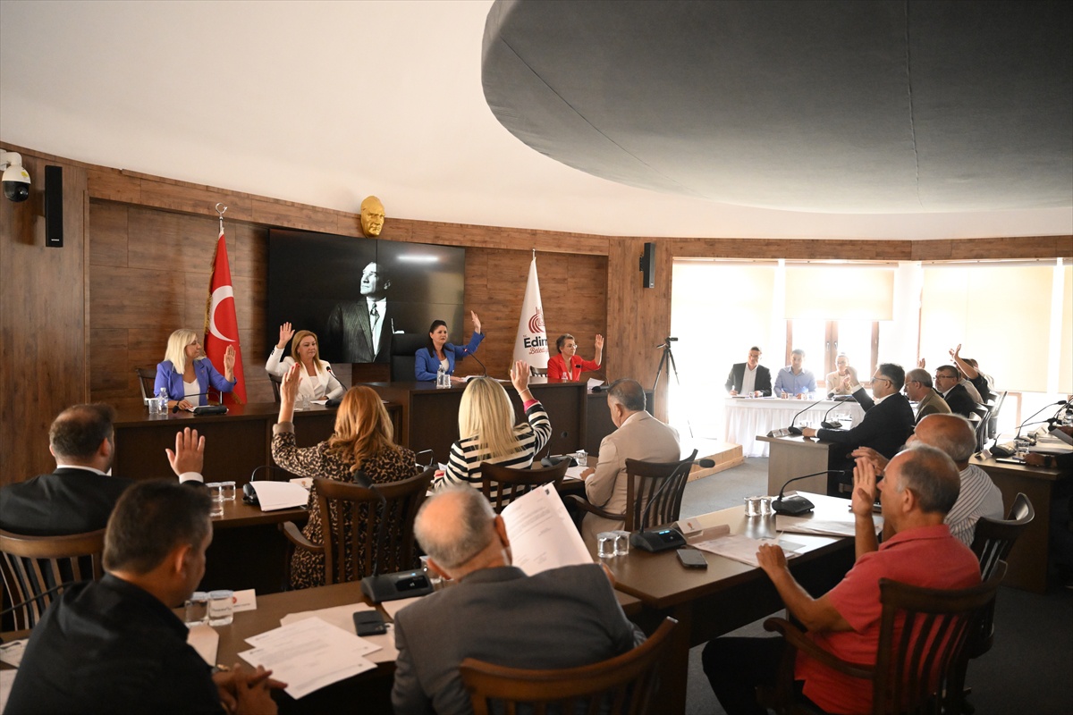 Edirne Belediye Meclisi\'nde AK Partili Demir ile Yeni Partili Uyguner arasında arbede yaşandı