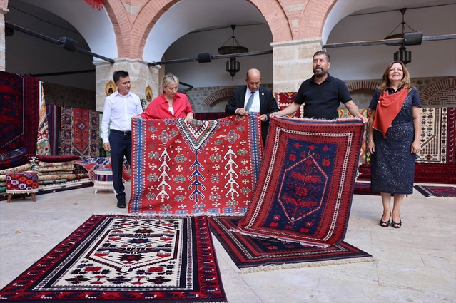 Edirne kırmızısıyla renklendirilen Yağcıbedir halıları Rüstempaşa Kervansarayı'nda sergileniyor