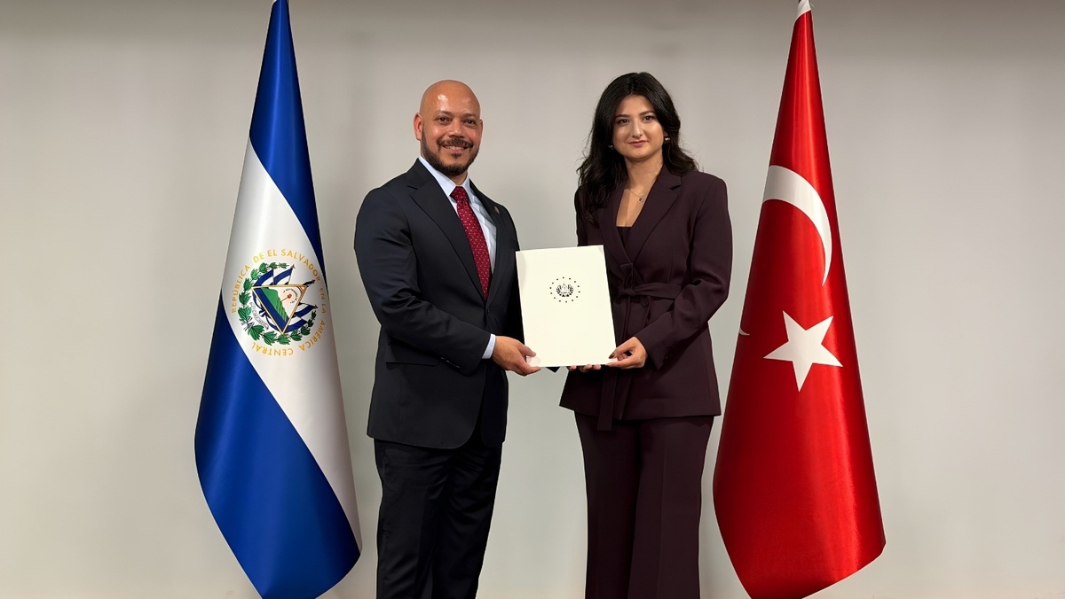 El Salvador, 23 yaşındaki Ayşe Esra Deveci\'yi 3 ilin fahri konsolosu yaptı