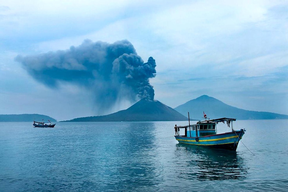 Anak Krakatau patlamaları nedeniyle Endonezya\'da 7 havalimanı kapatıldı