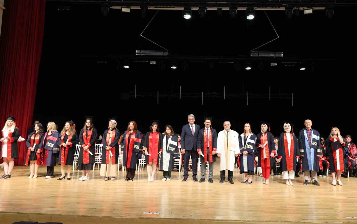 ERÜ lisansüstü mezunları için Kültür Merkezi\'nde tören düzenlendi, 250 öğrenci mezun oldu