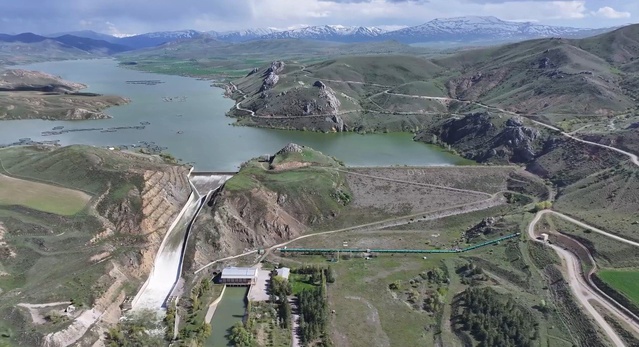 Erzincan Ovası'nda hasat, üreticilerin ürünlerini toplamasıyla sürüyor