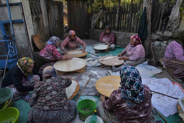 Erzincan'da imece usulü kış hazırlığı kadınlarla sürüyor