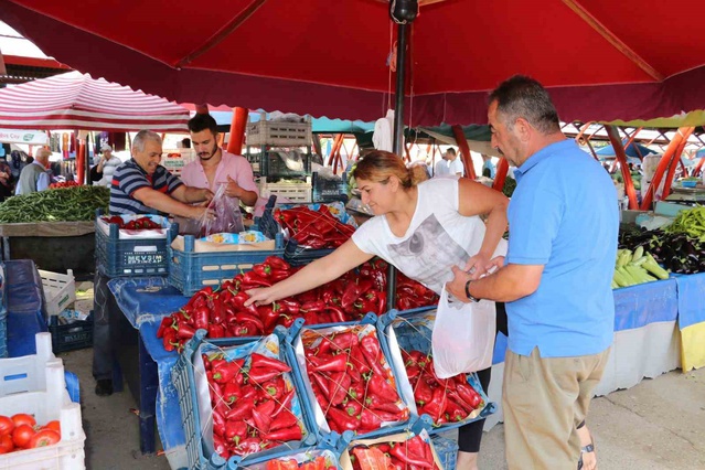 Erzincan'da kış hazırlığı için salçalık domates ve kapya biber tezgahlarda yerini aldı