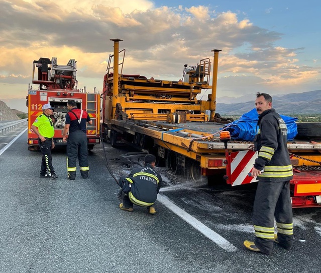 Sivas Sakaltutan Geçidi'nde tır dorsesinde yangın çıktı, asfalt makinesi ağır hasar gördü