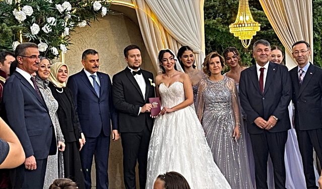 Erzurum Emniyet Müdürü'nün kızı İrem, Ankara'da düzenlenen düğünle evlendi