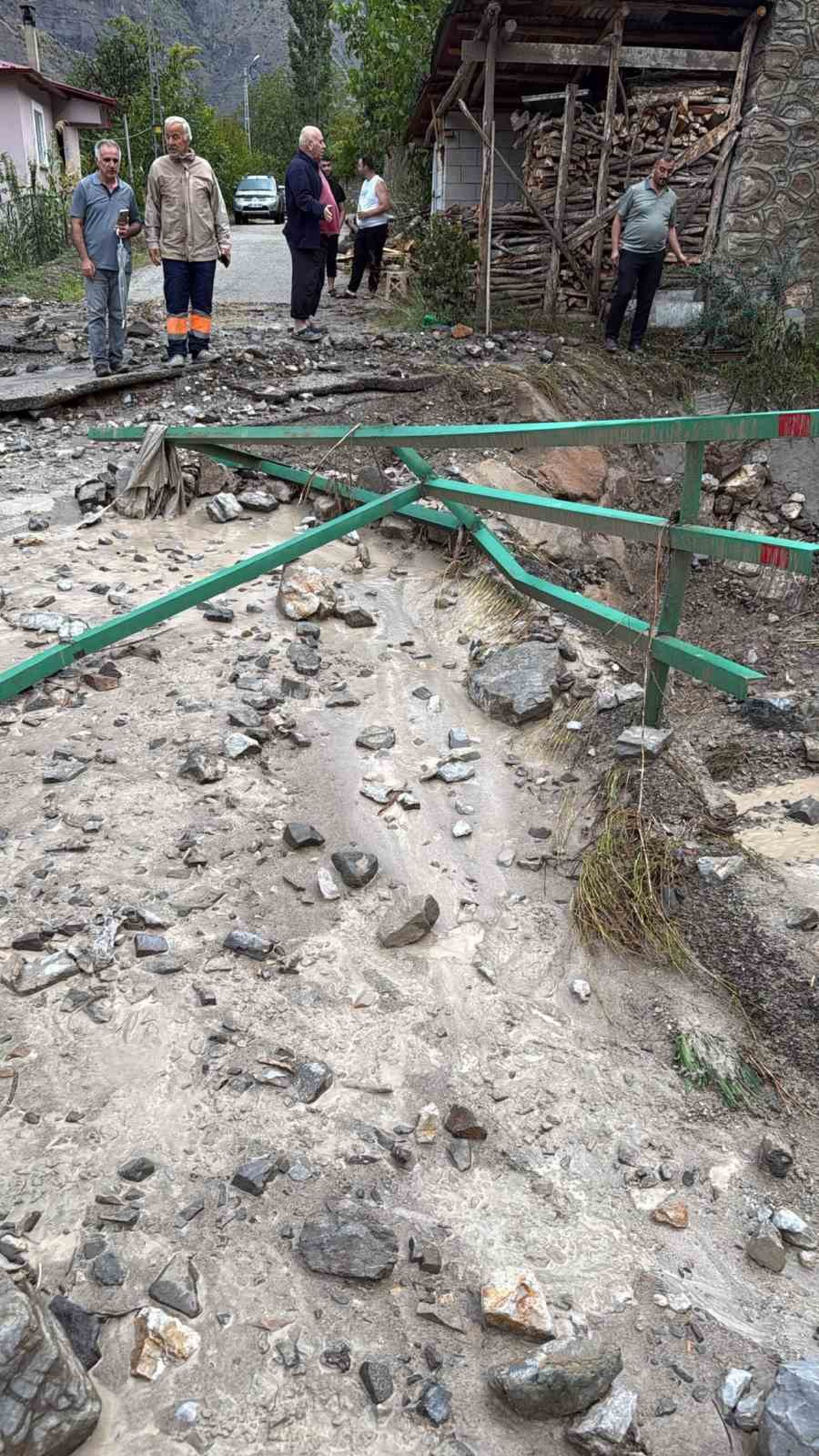 Uzundere\'de sel, iki araç sürüklendi, karayolu kapandı