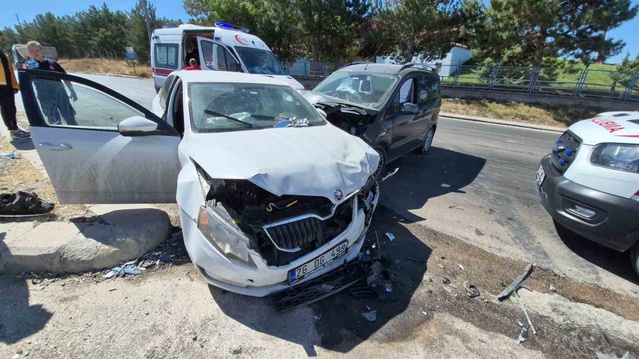 Eskişehir Odunpazarı'nda iki aracın çarpıştığı kazada 3'ü çocuk 7 kişi yaralandı
