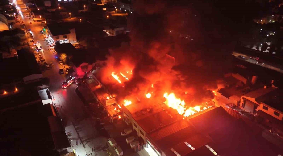 Eskişehir\'de sanayi sitesindeki yapı malzemeleri dükkanında yangın TOMA ile müdahale edildi