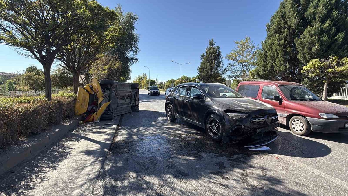 Eskişehir\'de taksi ile SUV çarpıştı, 2 sürücü yaralandı