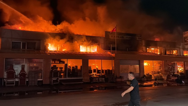 Eskişehir'deki sanayi sitesinde çıkan yangını söndürme çalışmalarına TOMA da destek verdi