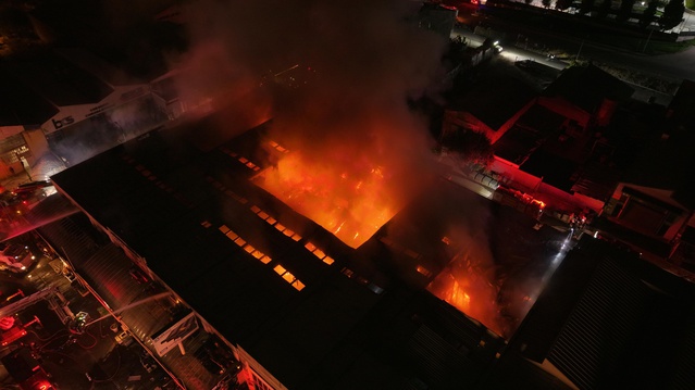 Eskişehir'deki işletme yangınında can kaybı yaşanmadı, itfaiye Türk bayrağını kurtardı