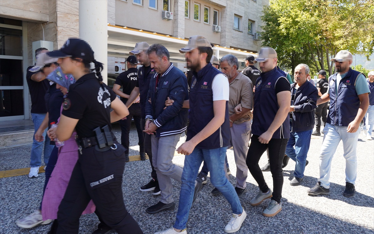 FETÖ\'nün suikast timinde yer alan Karatepe\'ye maddi destek sağladığı iddia edilen 10 şüpheli adliyede