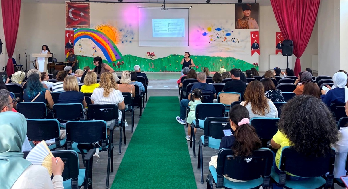 Gelibolu ve Lapseki\'de okul öncesi ve sınıf öğretmenlerine yeni müfredat eğitimi verildi