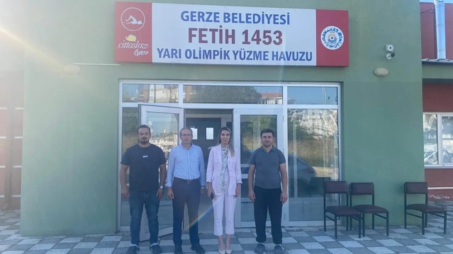 Gerze'deki yarı olimpik yüzme havuzunda yenileme çalışmalarında son durum ele alındı