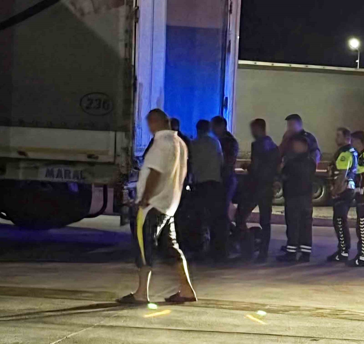 Hamzabeyli Sınır Kapısı\'ndaki tır parkında yakalanan 3 düzensiz göçmen işlemlere alındı.