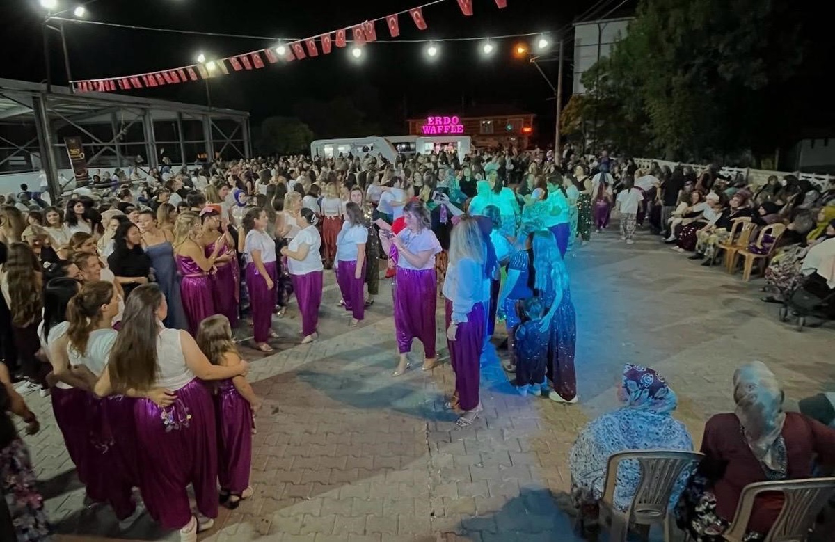 Tekirdağ Hayrabolu\'da Şalvar Gecesi\'nde kadınlar geleneklerini müzikle yaşattı