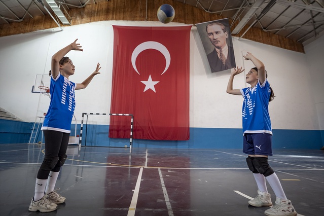 Erzurum Horasan'da 35 kız öğrenci voleybolla milli takım hayali kuruyor