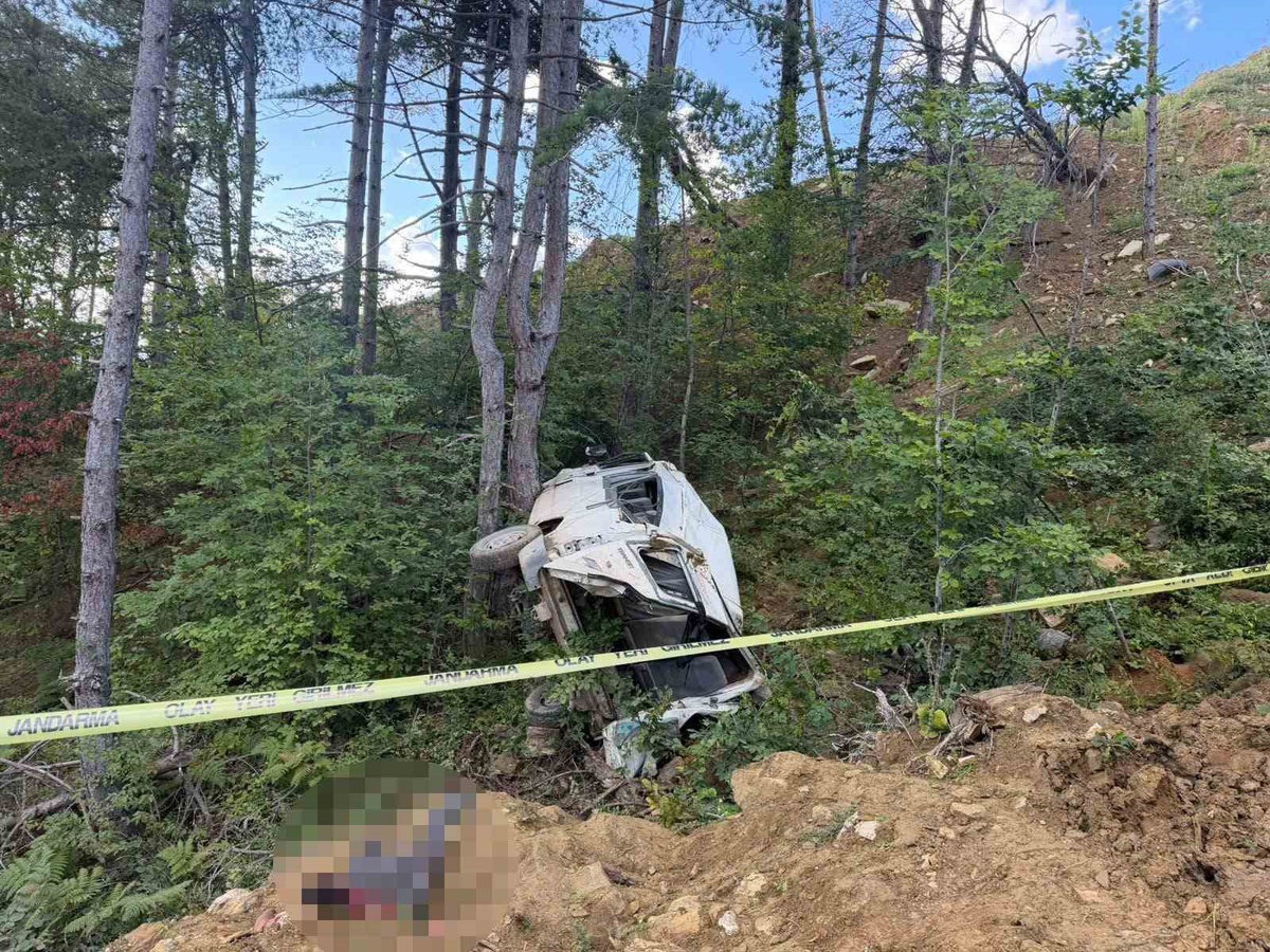 Kastamonu Çatalzeytin\'de işçi minibüsü şarampole devrildi, 1 işçi öldü, 4 kişi yaralandı
