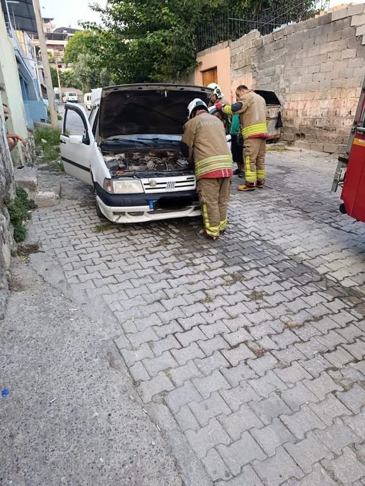 İskenderun\'da TOFAŞ otomobil yandı, itfaiye yangını büyümeden söndürdü