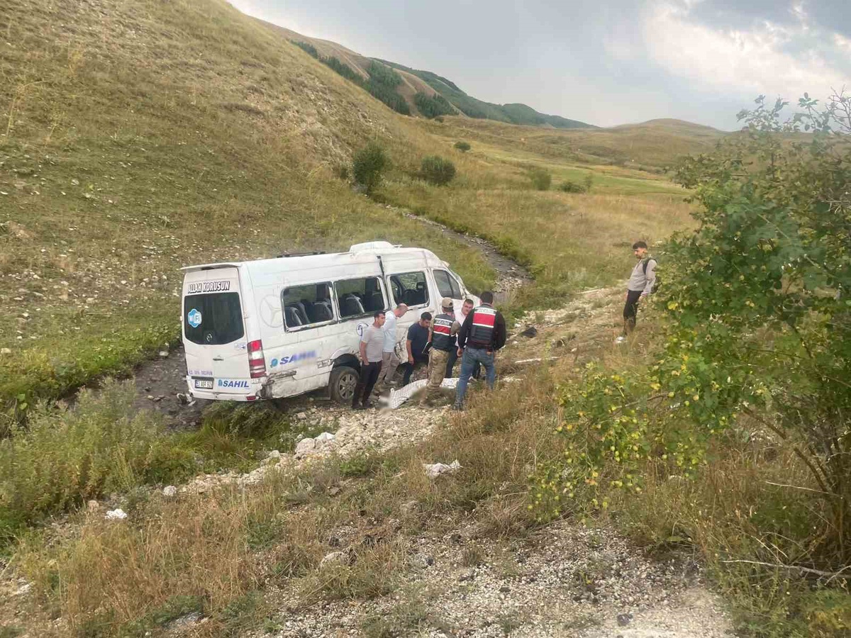 Erzurum\'un İspir ilçesinde yolcu minibüsü şarampole devrildi, 1\'i ağır 3 yaralı