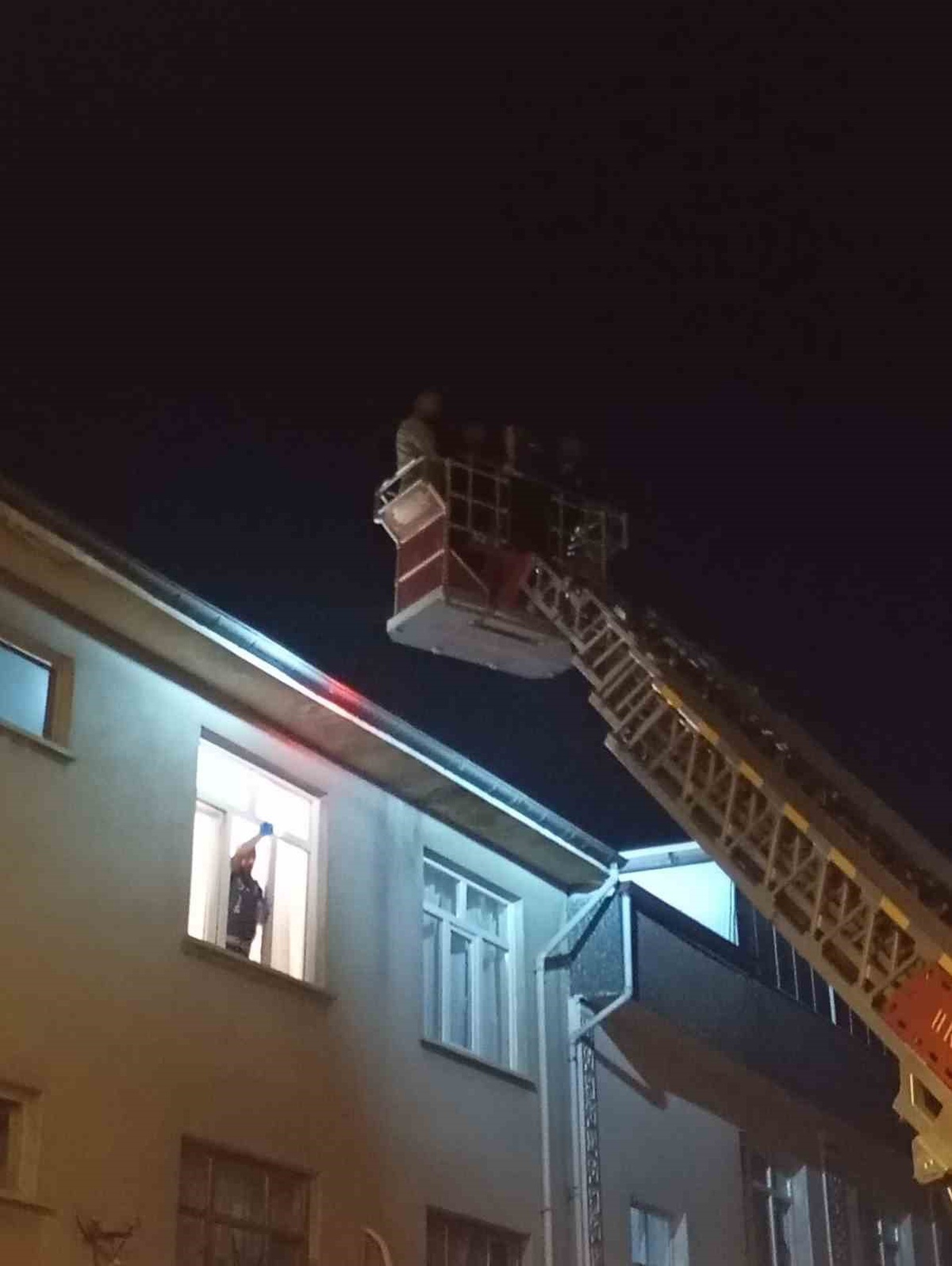 İtfaiye aracının merdiveniyle çatıya çıkan polisler, cinayet zanlısını kıskıvrak yakaladı