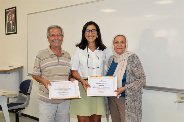 İzmir Ekonomi Üniversitesi'nde 65 yaş üstü 26 kişiye 'Bilge Yaşam' eğitimi verildi
