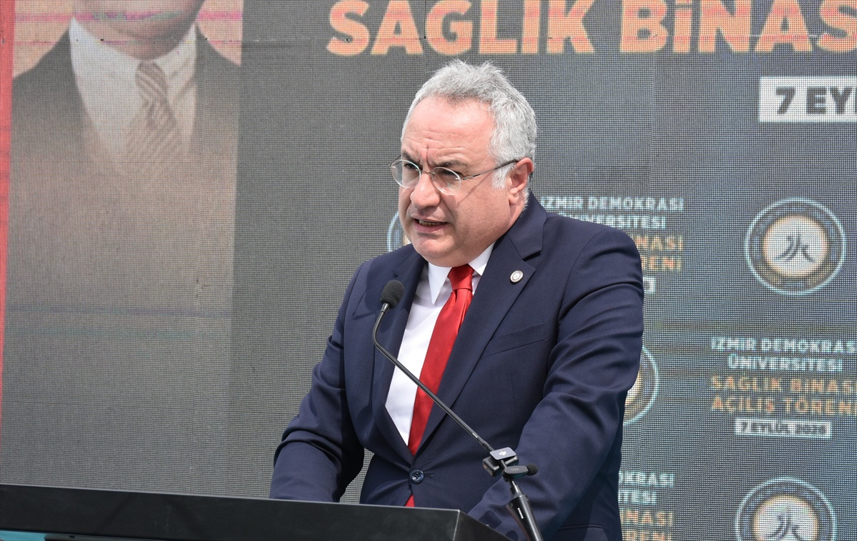 İzmir Demokrasi Üniversitesi Karabağlar\'da ilk kalıcı sağlık binasını hizmete açtı