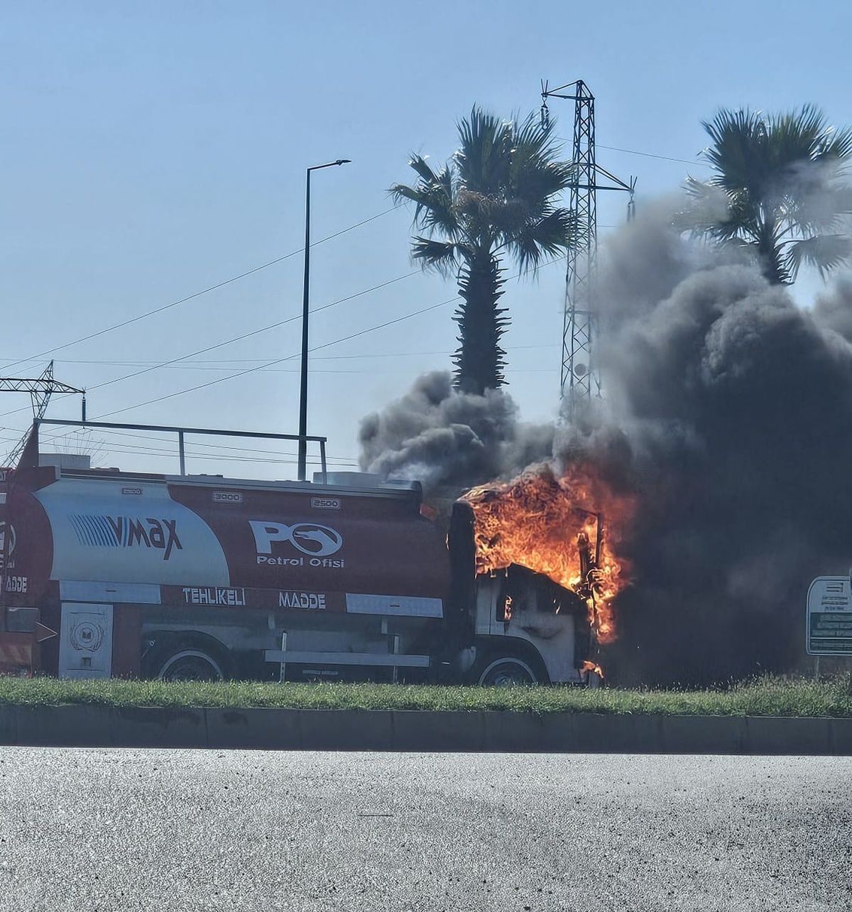 Kahramanmaraş\'ta yakıt tankerinde çıkan yangın korkuttu, ekipler söndürdü