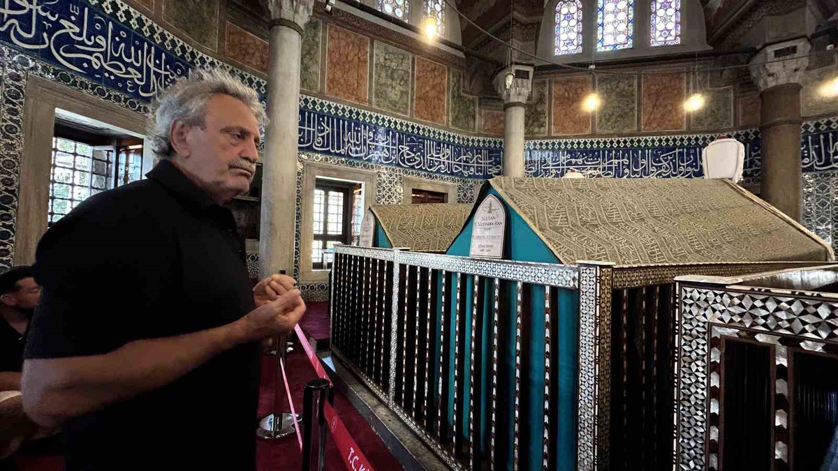Kanuni Sultan Süleyman, vefatının 460. yılında İstanbul\'daki kabri başında dualarla anıldı