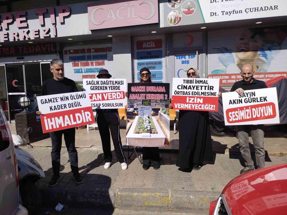 Serumla ölen Gamze\'nin ailesi yeniden açılan özel tıp merkezi önünde adalet istedi