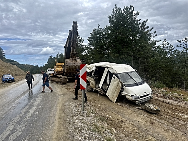 Kaza: Çatalzeytin'de işçi minibüsü devrildi, 1 kişi öldü, 4 kişi yaralandı