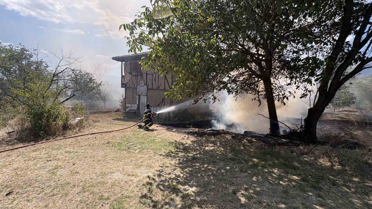 Kastamonu Tosya\'da örtü yangını 3 bağ evine sıçradı, ekipler alevleri kontrol altına aldı