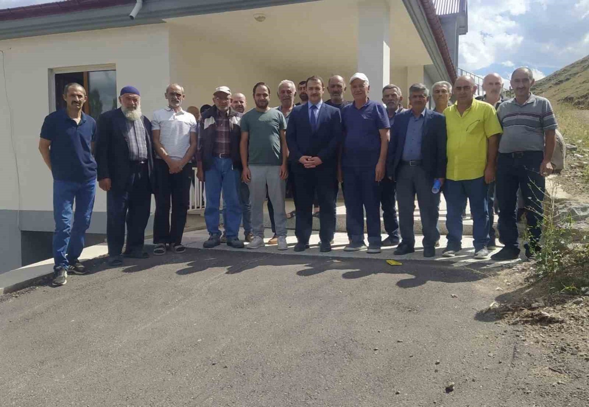 Demirözü Kaymakamı Ahat, esnaf ve köylülerle buluşarak talep ve ihtiyaçları dinledi