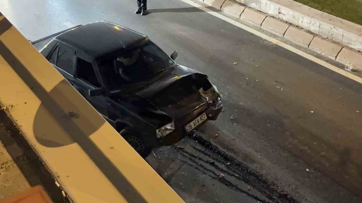 Kayseri Melikgazi'de iki otomobil çarpıştı, polis araçları iterek trafiği açtı