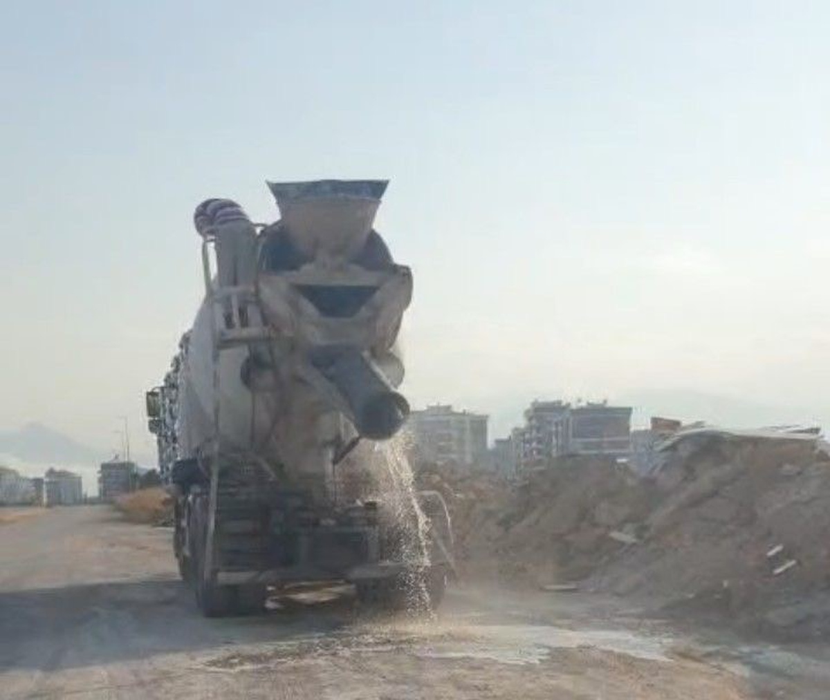 Kepez\'de beton mikseri çevreyi kirletti, vatandaşın ihbarıyla 200 bin TL ceza kesildi