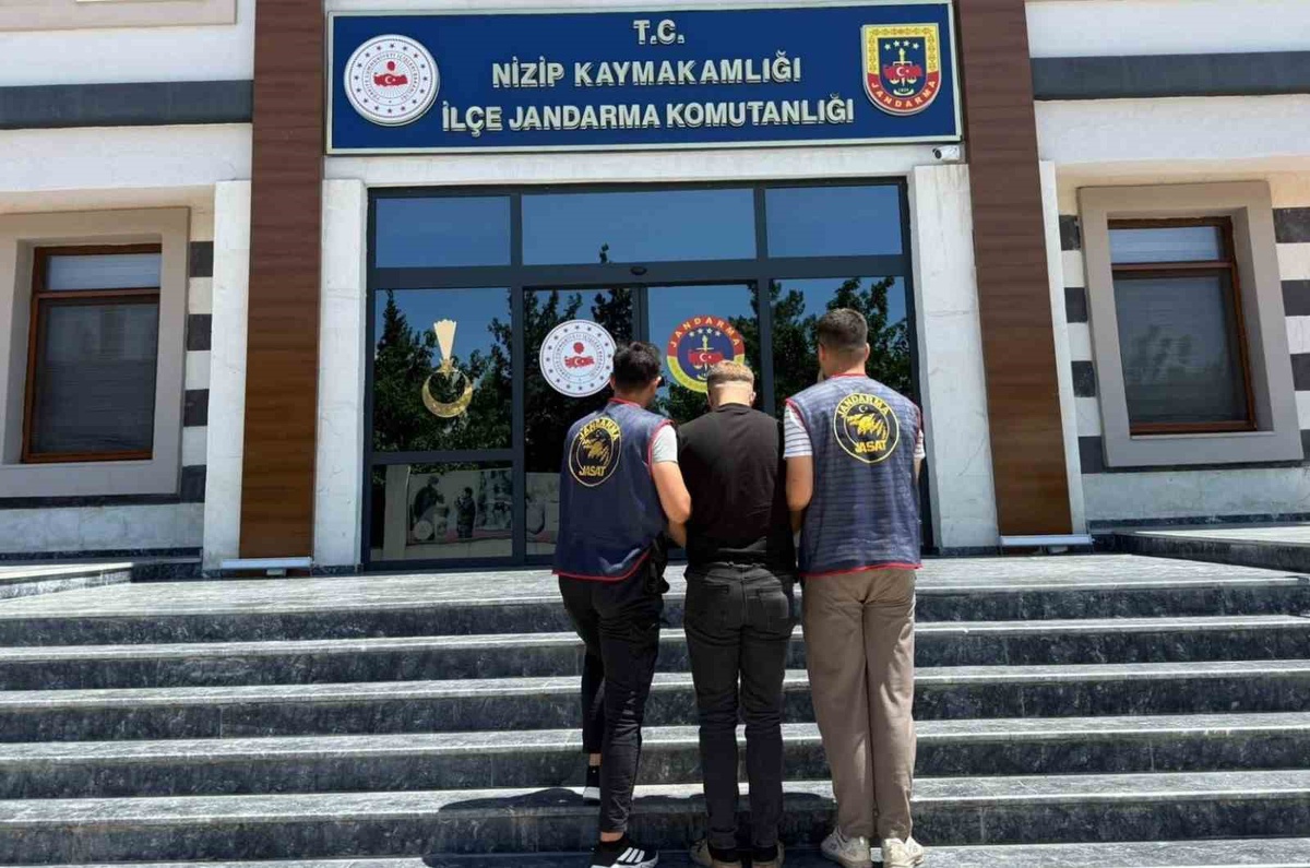 Gaziantep Nizip'te jandarma 10'ar yıl cezalı iki hükümlüyü yakaladı, şahıslar tutuklandı