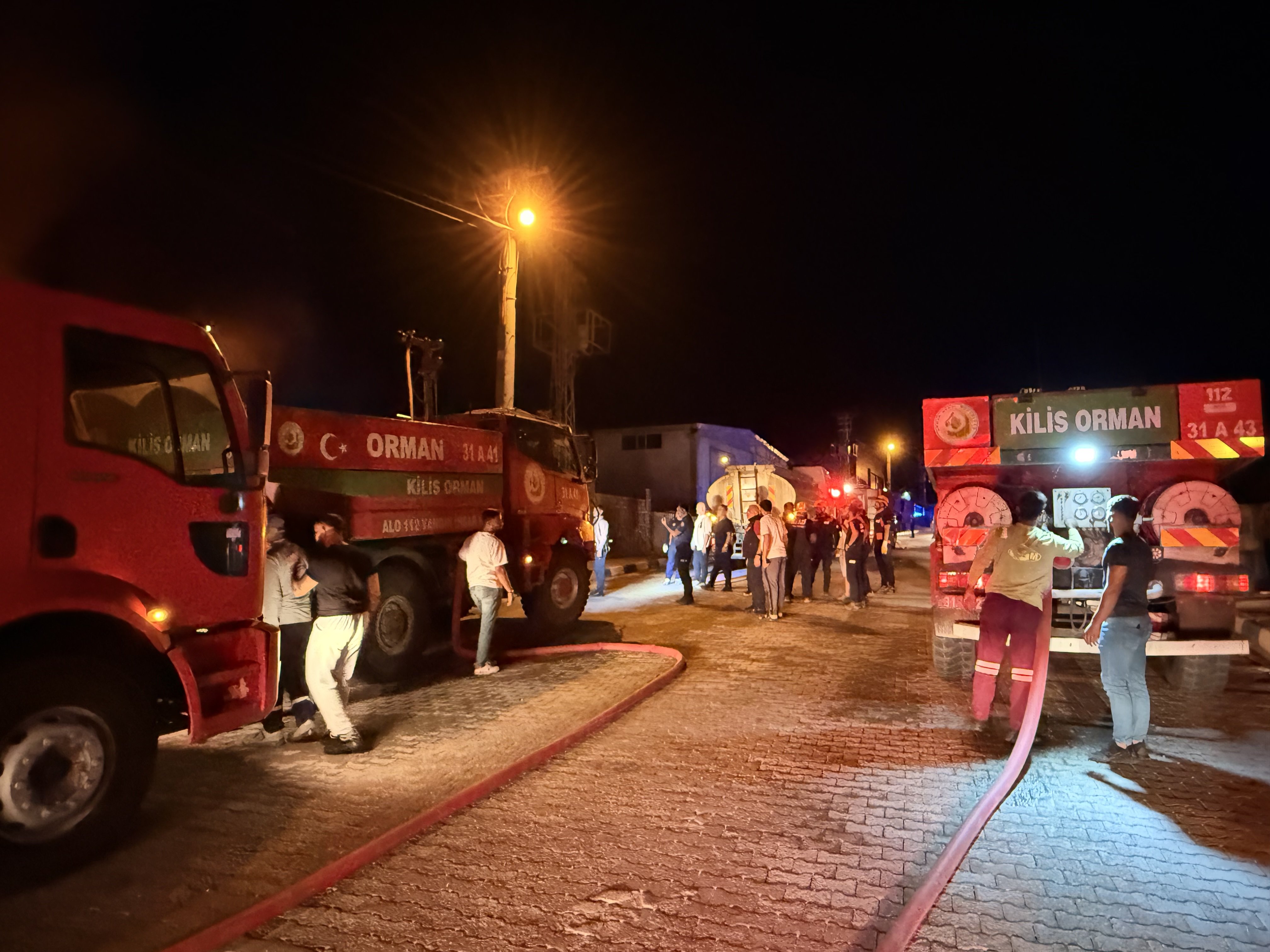 Kilis OSB'deki ambalaj fabrikasında yangın çıktı, ekipler müdahale ediyor