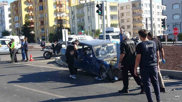 Kilis'te kırmızı ışıkta geçen otomobil motosiklete çarptı, sürücü hayatını kaybetti